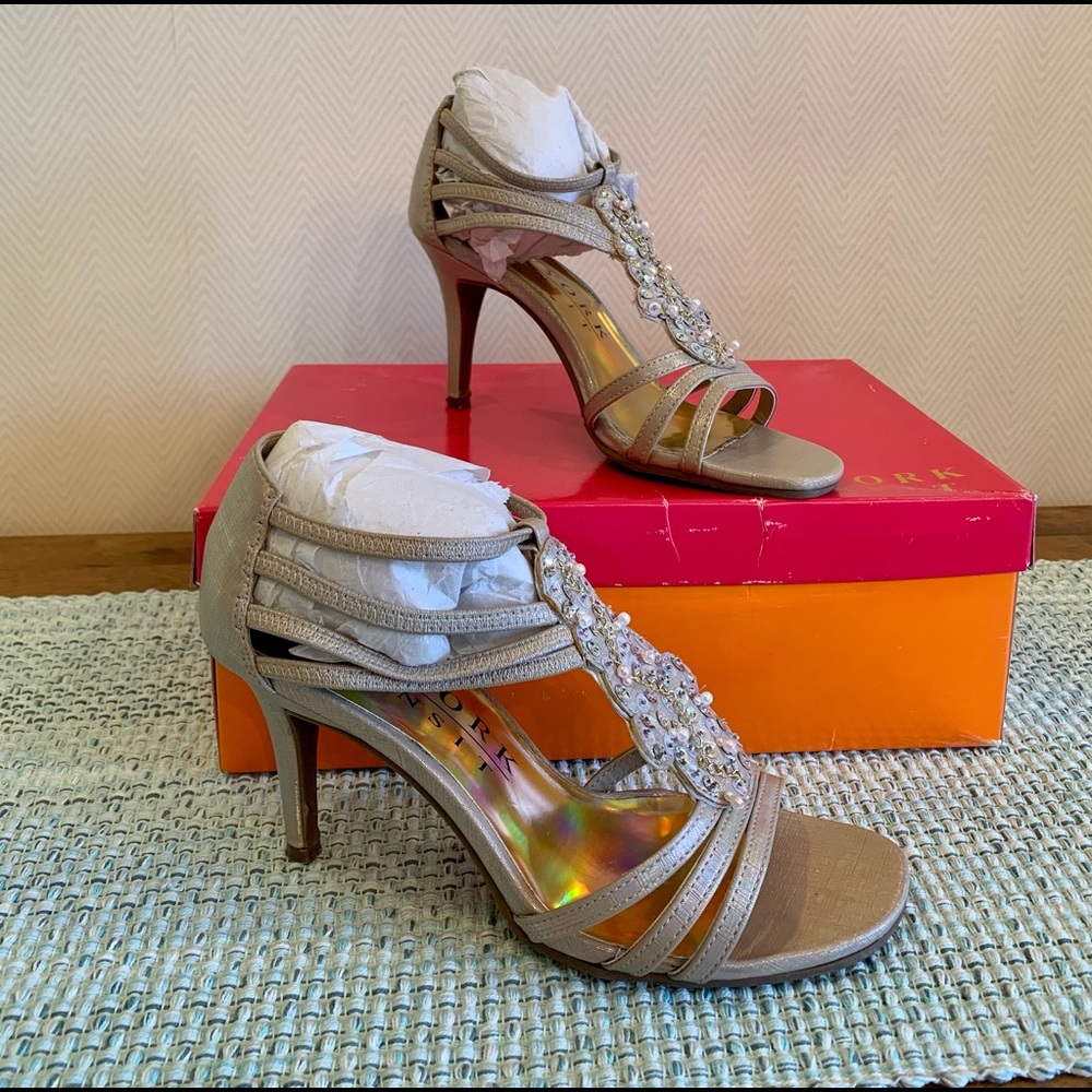 New York Transit - Women’s 7 Champagne Color Heels